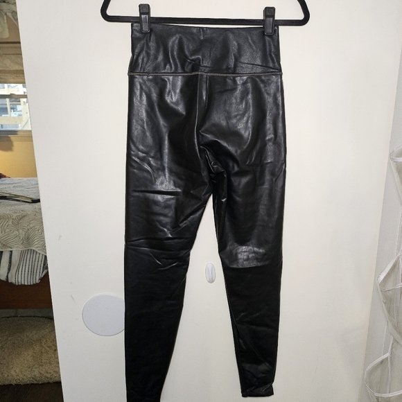EUC Athleta All Over Gleam Tight Faux Leather Leggings Tight Black Xsmall - Picture 7 of 13